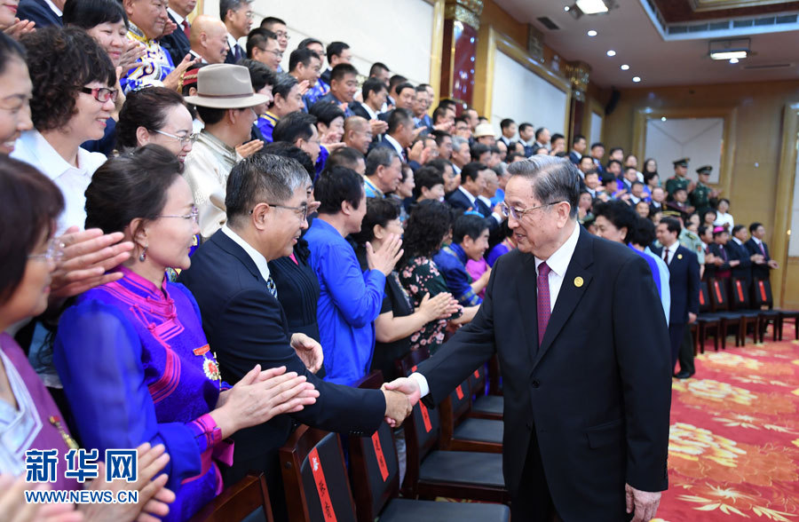 8月7日，中共中央政治局常委、全國(guó)政協(xié)主席、中央代表團(tuán)團(tuán)長(zhǎng)俞正聲在內(nèi)蒙古新城賓館會(huì)見(jiàn)內(nèi)蒙古自治區(qū)離退休老同志和各族各界群眾代表，并與他們合影留念。新華社記者 張領(lǐng) 攝