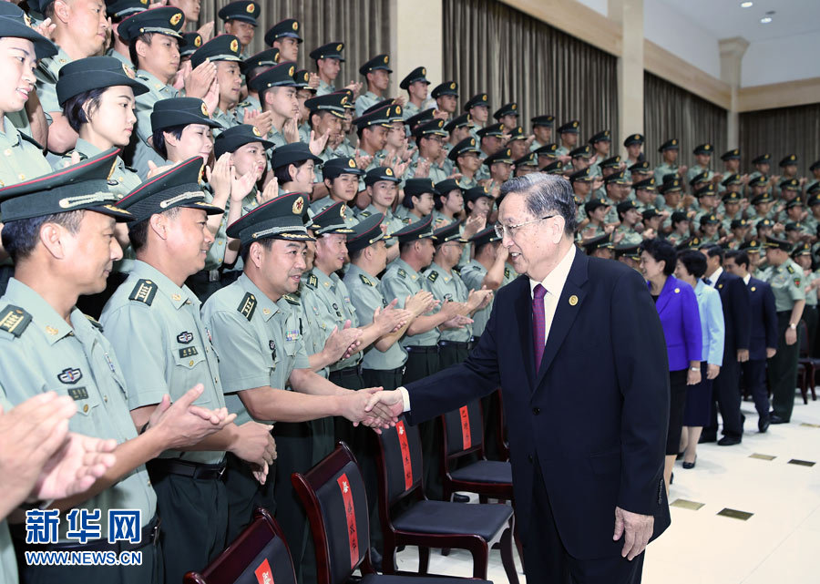 8月7日，中共中央政治局常委、全國(guó)政協(xié)主席、中央代表團(tuán)團(tuán)長(zhǎng)俞正聲率代表團(tuán)部分成員分別赴內(nèi)蒙古軍區(qū)、武警內(nèi)蒙古總隊(duì)、武警內(nèi)蒙古森林總隊(duì)慰問(wèn)，并會(huì)見(jiàn)自治區(qū)政法干警代表。這是俞正聲會(huì)見(jiàn)內(nèi)蒙古軍區(qū)指戰(zhàn)員。新華社記者 張領(lǐng) 攝