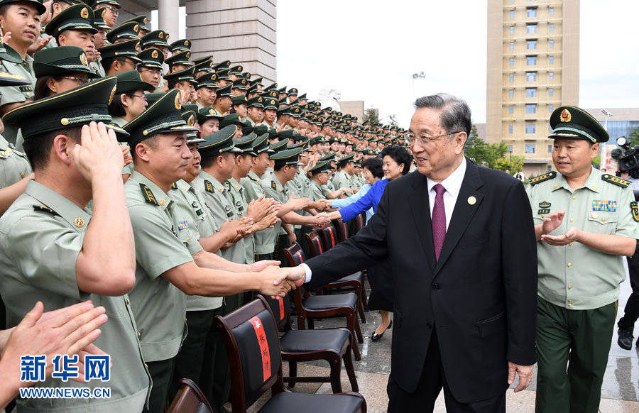 8月7日，中共中央政治局常委、全國(guó)政協(xié)主席、中央代表團(tuán)團(tuán)長(zhǎng)俞正聲率代表團(tuán)部分成員分別赴內(nèi)蒙古軍區(qū)、武警內(nèi)蒙古總隊(duì)、武警內(nèi)蒙古森林總隊(duì)慰問(wèn)，并會(huì)見(jiàn)自治區(qū)政法干警代表。這是俞正聲會(huì)見(jiàn)武警內(nèi)蒙古總隊(duì)官兵。新華社記者 張領(lǐng) 攝
