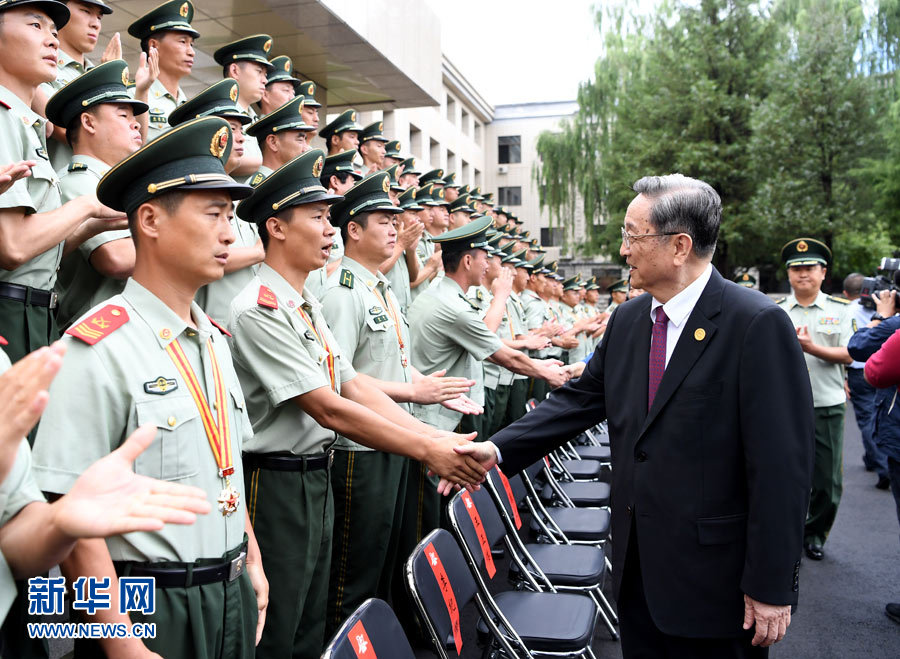 8月7日，中共中央政治局常委、全國(guó)政協(xié)主席、中央代表團(tuán)團(tuán)長(zhǎng)俞正聲率代表團(tuán)部分成員分別赴內(nèi)蒙古軍區(qū)、武警內(nèi)蒙古總隊(duì)、武警內(nèi)蒙古森林總隊(duì)慰問(wèn)，并會(huì)見(jiàn)自治區(qū)政法干警代表。這是俞正聲會(huì)見(jiàn)武警內(nèi)蒙古森林總隊(duì)官兵。新華社記者 張領(lǐng) 攝