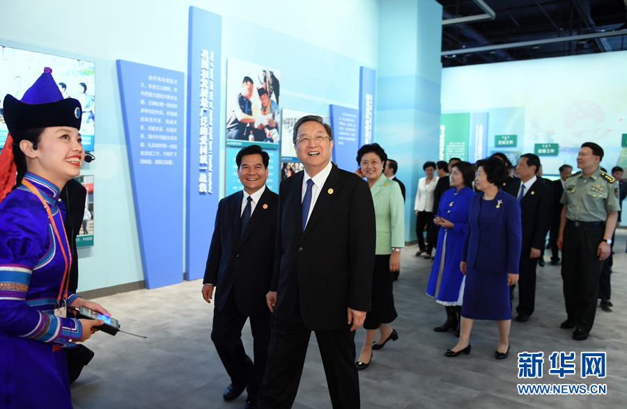 8月7日，中共中央政治局常委、全國政協(xié)主席、中央代表團團長俞正聲率代表團全體成員來到內蒙古展覽館，參觀《守望相助團結奮斗——慶祝內蒙古自治區(qū)成立70周年展覽》。 新華社記者 張領 攝