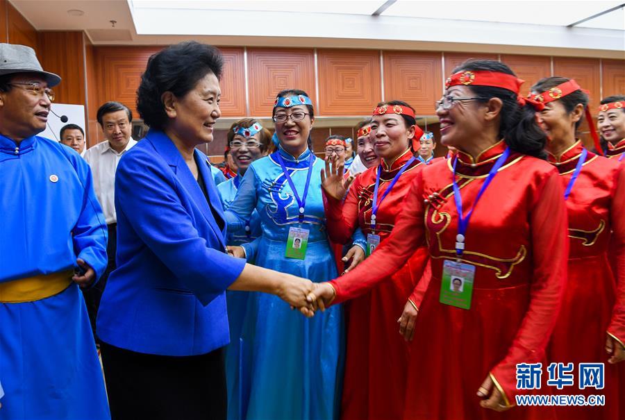 8月9日，中共中央政治局委員、國(guó)務(wù)院副總理、中央代表團(tuán)副團(tuán)長(zhǎng)劉延?xùn)|率中央代表團(tuán)二分團(tuán)到赤峰看望慰問(wèn)各族干部群眾。這是劉延?xùn)|在赤峰市群眾藝術(shù)館和群眾親切交談。新華社記者 連振 攝