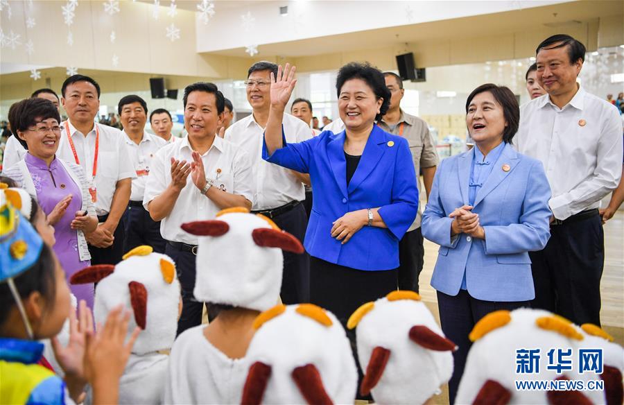 8月9日，中共中央政治局委員、國(guó)務(wù)院副總理、中央代表團(tuán)副團(tuán)長(zhǎng)劉延?xùn)|率中央代表團(tuán)二分團(tuán)到赤峰看望慰問(wèn)各族干部群眾。這是劉延?xùn)|在赤峰市青少年宮與青少年熱烈互動(dòng)。新華社記者 連振 攝