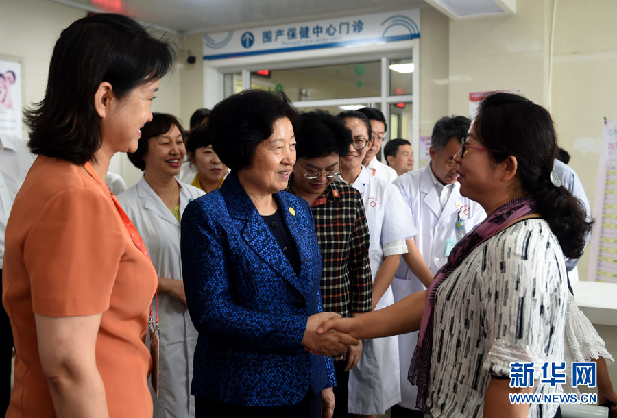 8月9日，中共中央政治局委員、中央統(tǒng)戰(zhàn)部部長、中央代表團副團長孫春蘭率中央代表團三分團，先后赴內蒙古自治區(qū)烏海市、阿拉善盟看望各族干部群眾。這是孫春蘭在烏海市婦兒醫(yī)療預防保健中心同患者親切交談。新華社記者 任軍川 攝