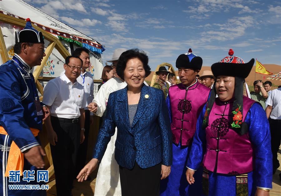 8月10日，中共中央政治局委員、中央統(tǒng)戰(zhàn)部部長、中央代表團(tuán)副團(tuán)長孫春蘭率中央代表團(tuán)三分團(tuán)繼續(xù)在內(nèi)蒙古自治區(qū)阿拉善盟看望慰問，把以習(xí)近平同志為核心的黨中央的親切關(guān)懷和全國各族人民的美好祝福帶給阿拉善各族各界干部群眾。這是孫春蘭在牧民張輝生（右二）家了解生產(chǎn)生活情況。新華社記者 任軍川 攝