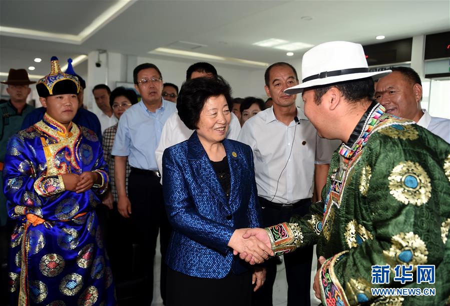 8月11日，帶著以習(xí)近平同志為核心的黨中央的親切關(guān)懷和全國各族人民的美好祝福，中共中央政治局委員、中央統(tǒng)戰(zhàn)部部長、中央代表團(tuán)副團(tuán)長孫春蘭率中央代表團(tuán)三分團(tuán)在錫林郭勒盟看望各族干部群眾，共同慶祝內(nèi)蒙古自治區(qū)成立70周年。這是孫春蘭在非公企業(yè)大莊園生態(tài)牛羊肉產(chǎn)業(yè)示范園同前來售羊的牧民親切交談。新華社記者 任軍川 攝