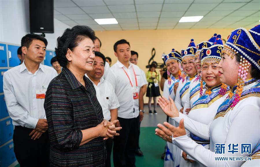 8月11日，中共中央政治局委員、國(guó)務(wù)院副總理、中央代表團(tuán)副團(tuán)長(zhǎng)劉延?xùn)|率中央代表團(tuán)二分團(tuán)，看望慰問(wèn)烏蘭察布各族干部群眾，轉(zhuǎn)達(dá)以習(xí)近平同志為核心的黨中央的親切關(guān)懷和全國(guó)人民的美好祝愿。這是劉延?xùn)|在考察察哈爾社區(qū)時(shí)與居民們親切交談。新華社記者 連振 攝