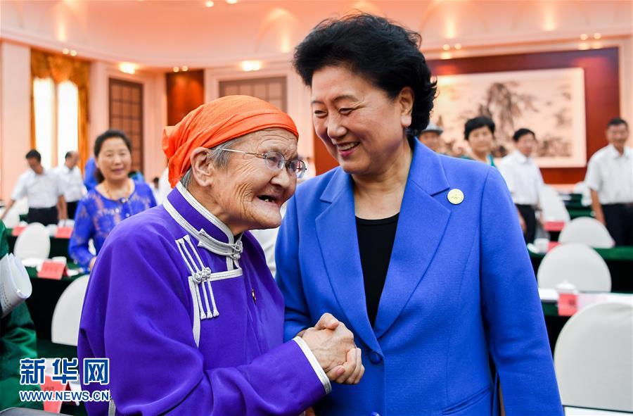 8月11日，中共中央政治局委員、國(guó)務(wù)院副總理、中央代表團(tuán)副團(tuán)長(zhǎng)劉延?xùn)|率中央代表團(tuán)二分團(tuán)，看望慰問(wèn)烏蘭察布各族干部群眾，轉(zhuǎn)達(dá)以習(xí)近平同志為核心的黨中央的親切關(guān)懷和全國(guó)人民的美好祝愿。這是劉延?xùn)|在出席烏蘭察布市慶祝內(nèi)蒙古自治區(qū)成立70周年座談會(huì)后，與“草原母親”都貴瑪親切交談。新華社記者 連振 攝