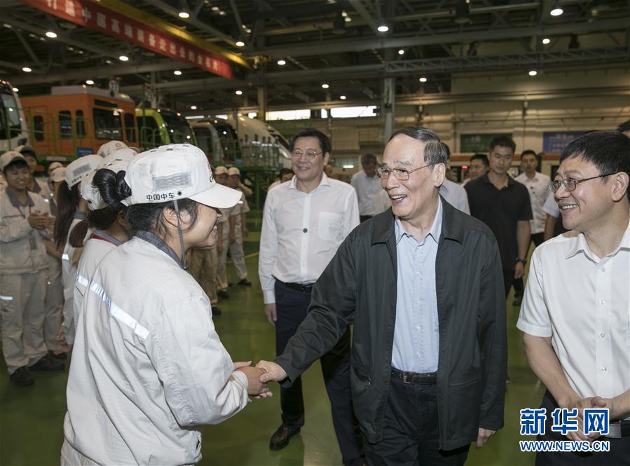 9月3日至5日，中共中央政治局常委、中央紀委書記、中央巡視工作領導小組組長王岐山在湖南省調(diào)研并主持召開巡察工作座談會。這是9月4日，王岐山到中國中車株洲電力機車有限公司考察。新華社記者 王曄 攝
