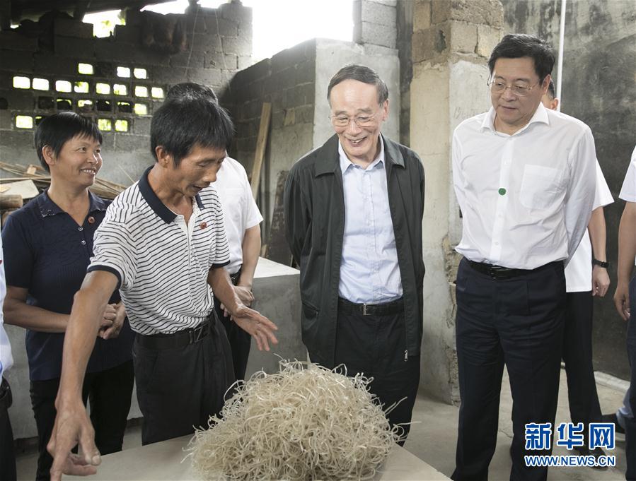 9月3日至5日，中共中央政治局常委、中央紀委書記、中央巡視工作領導小組組長王岐山在湖南省調(diào)研并主持召開巡察工作座談會。這是9月4日，王岐山在瀏陽市官橋鎮(zhèn)石灰嘴村貧困戶家中了解脫貧情況。新華社記者 王曄 攝

