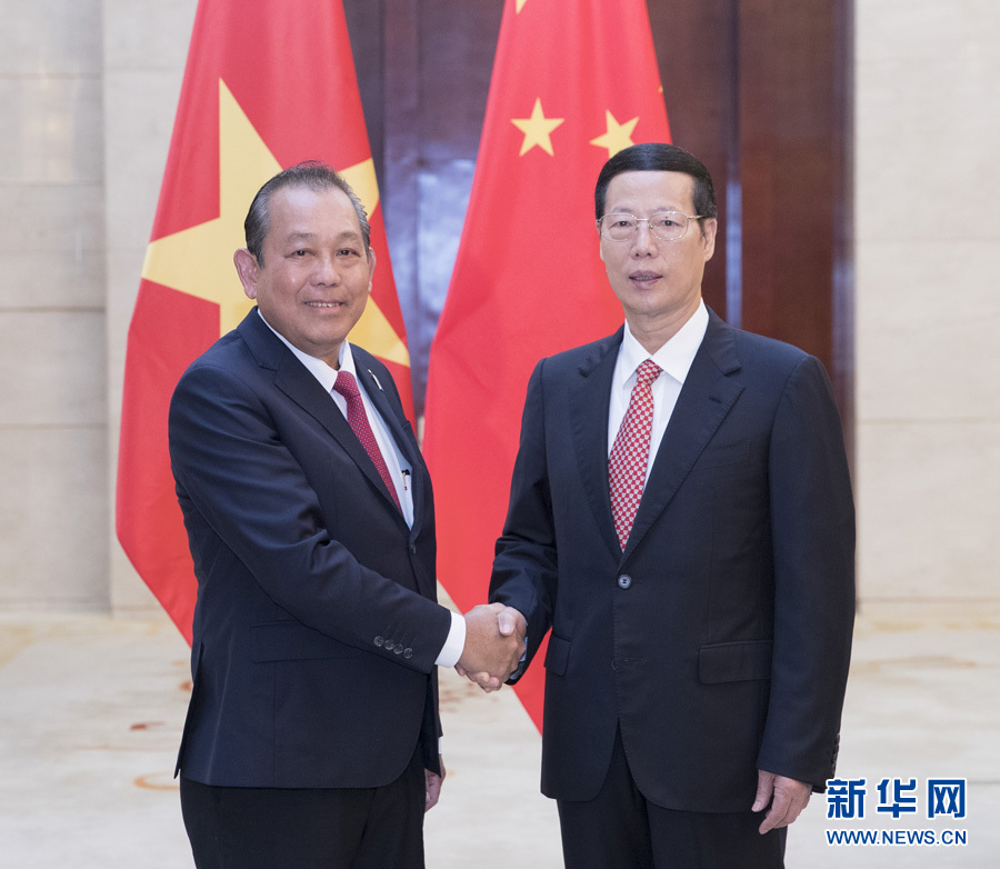  9月11日，中共中央政治局常委、國務(wù)院副總理張高麗在廣西南寧會見前來出席第十四屆中國－東盟博覽會和中國－東盟商務(wù)與投資峰會的越南常務(wù)副總理張和平。新華社記者王曄攝