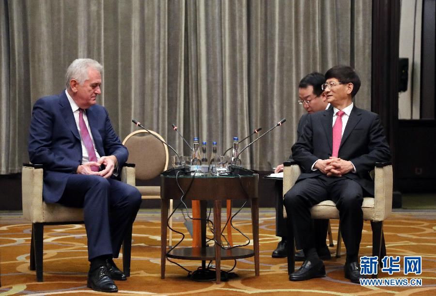 9月11日，在塞爾維亞首都貝爾格萊德，習近平主席特使、中共中央政治局委員、中央政法委書記孟建柱（右）會見塞爾維亞前總統(tǒng)尼科利奇（左）。新華社記者王慧娟攝
