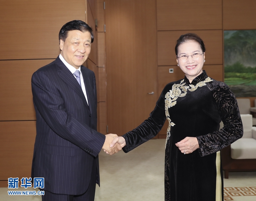 應越南共產黨邀請，中共中央政治局常委、中央書記處書記劉云山9月18日至19日對越南進行正式訪問。這是9月19日，劉云山在河內會見越南國會主席阮氏金銀。 新華社記者 丁林 攝