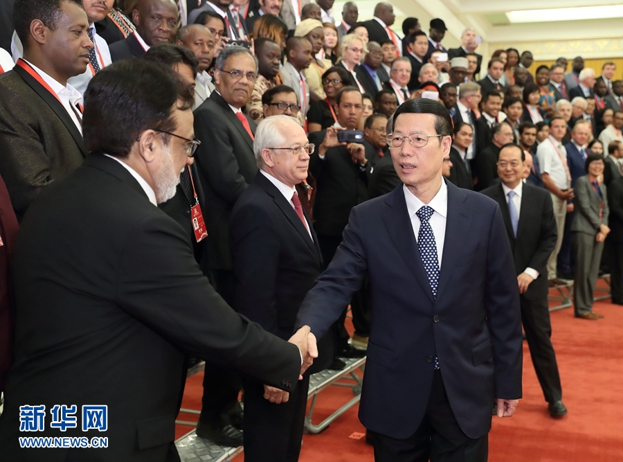9月21日，中共中央政治局常委、國務(wù)院副總理張高麗在北京人民大會堂會見來華參加2017“一帶一路”媒體合作論壇的外方代表并回答大家關(guān)心的問題。新華社記者王曄攝 