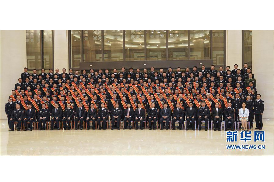 9月22日，“熱血鑄劍·丹心衛(wèi)民”全國公安百佳刑警推選活動揭曉儀式在北京舉行。中共中央政治局委員、中央政法委書記孟建柱會見當(dāng)選民警并觀看揭曉儀式。國務(wù)委員、公安部部長郭聲琨參加會見并觀看揭曉儀式。新華社記者 殷剛 攝