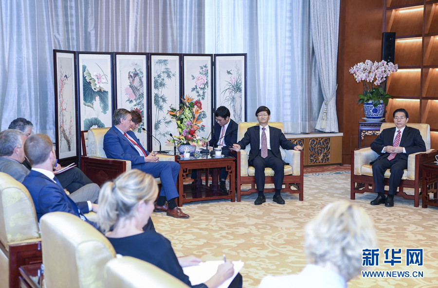 9月26日，中共中央政治局委員、中央政法委書記孟建柱在北京會見來華出席國際刑警組織第86屆全體大會的比利時副首相兼內(nèi)政大臣讓邦。國務委員、公安部部長郭聲琨參加有關(guān)會見。新華社記者 張領(lǐng) 攝
