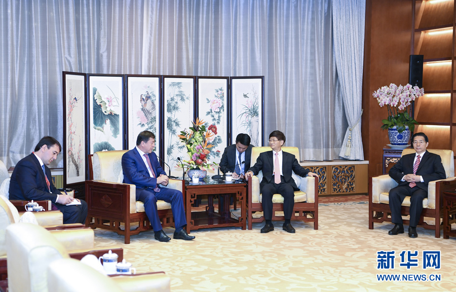 9月26日，中共中央政治局委員、中央政法委書記孟建柱在北京會見來華出席國際刑警組織第86屆全體大會的塔吉克斯坦內(nèi)務部長拉希姆佐達。國務委員、公安部部長郭聲琨參加有關(guān)會見。新華社記者 張領(lǐng) 攝