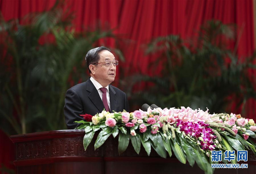 9月28日，全國(guó)政協(xié)辦公廳、中共中央統(tǒng)戰(zhàn)部、國(guó)務(wù)院僑辦、國(guó)務(wù)院港澳辦、國(guó)務(wù)院臺(tái)辦在北京人民大會(huì)堂聯(lián)合舉行國(guó)慶招待會(huì)。中共中央政治局常委、全國(guó)政協(xié)主席俞正聲與2800多名港澳臺(tái)僑各界代表歡聚一堂，慶祝中華人民共和國(guó)成立68周年。這是俞正聲在招待會(huì)上致辭。新華社記者 龐興雷 攝
