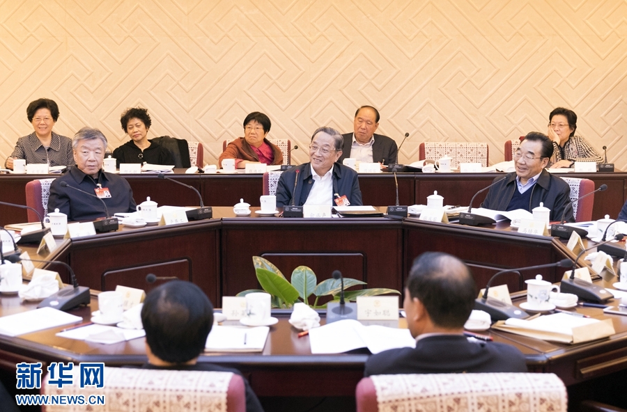 10月30日，政協(xié)第十二屆全國(guó)委員會(huì)常務(wù)委員會(huì)第二十三次會(huì)議舉行分組討論，與會(huì)人員圍繞深入學(xué)習(xí)貫徹中共十九大精神認(rèn)真討論，積極建言獻(xiàn)策。全國(guó)政協(xié)主席俞正聲參加討論。新華社記者 丁海濤 攝