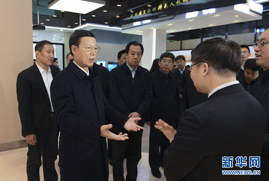 11月14日至15日，國(guó)務(wù)院副總理張高麗在黑龍江調(diào)研。這是11月14日，張高麗到黑龍江工業(yè)技術(shù)研究院成果展示中心，了解產(chǎn)學(xué)研結(jié)合推動(dòng)創(chuàng)新發(fā)展情況。 新華社記者 高潔 攝