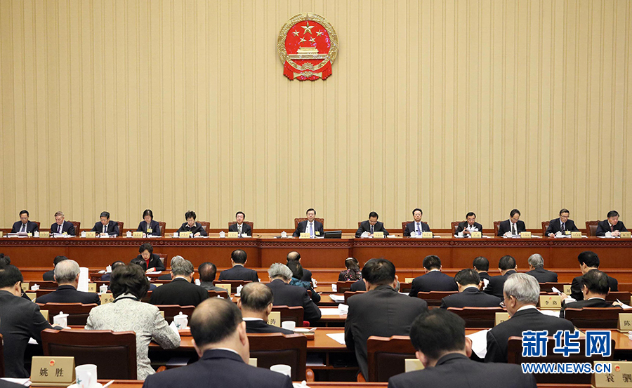 12月23日，十二屆全國(guó)人大常委會(huì)第三十一次會(huì)議在北京人民大會(huì)堂舉行第二次全體會(huì)議。張德江委員長(zhǎng)出席。 新華社記者劉衛(wèi)兵攝