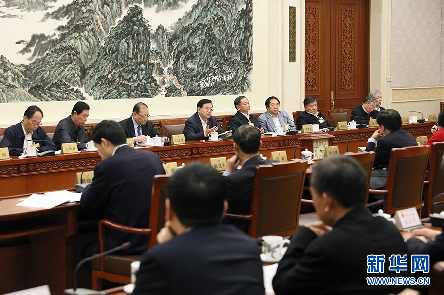 12月23日，十二屆全國人大常委會第三十一次會議舉行分組會議，審議監(jiān)察法草案二次審議稿等。張德江委員長參加審議。 新華社記者劉衛(wèi)兵攝