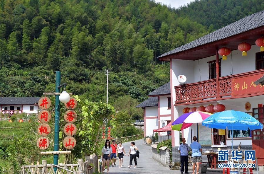 （新華全媒頭條·圖文互動(dòng)）（5）開啟新征程　譜寫新史詩——以習(xí)近平同志為核心的黨中央引領(lǐng)中國特色社會主義進(jìn)入新時(shí)代