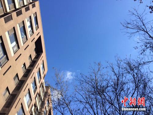 2017年12月7日，北京空氣質(zhì)量較好，圖為北京豐臺區(qū)某小區(qū)拍到的藍天。<a target='_blank'  >中新網(wǎng)</a> 邱宇 攝