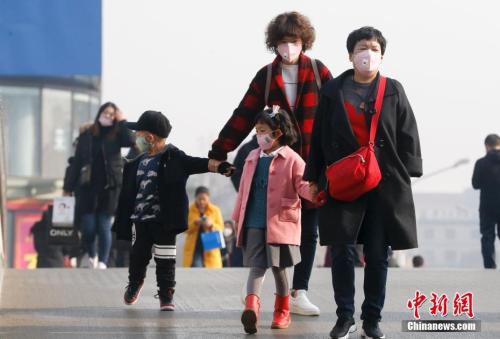 2016年12月19日，北京被霧霾籠罩，民眾戴防霧霾口罩出行。 <a target='_blank' >中新社</a>記者 杜洋 攝