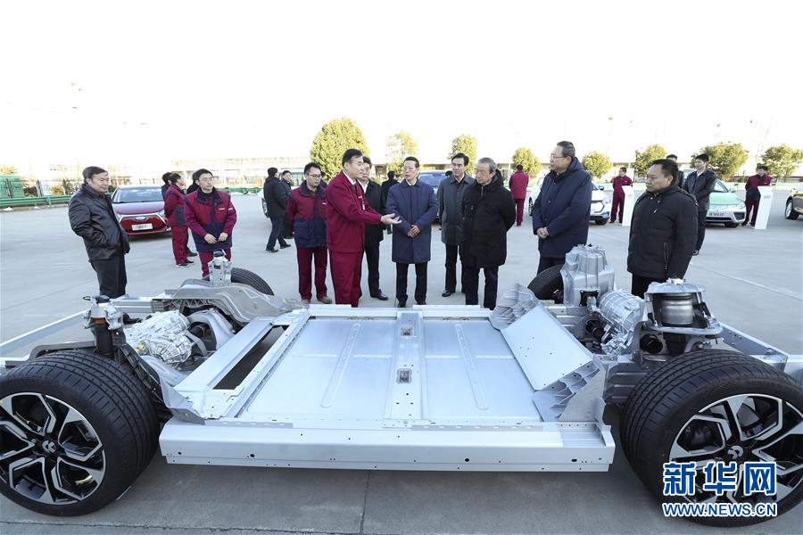 1月9日至10日，國務(wù)院副總理張高麗在安徽調(diào)研推動長江經(jīng)濟帶發(fā)展工作。這是1月9日，張高麗在江淮汽車股份有限公司了解企業(yè)生產(chǎn)經(jīng)營和參與國際產(chǎn)能合作情況。新華社記者 龐興雷 攝
