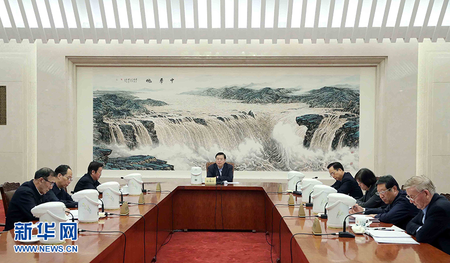 1月16日，中共十二屆全國人大常委會黨組在北京召開會議，認真學習領會習近平總書記在十九屆中央紀委二次全會上的重要講話和全會精神，研究部署貫徹落實工作。全國人大常委會委員長、常委會黨組書記張德江主持會議并講話。新華社記者 劉衛(wèi)兵 攝