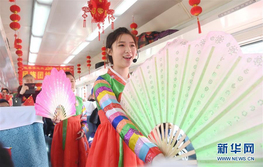 （新春走基層）（2）“列車(chē)春晚”歡樂(lè)回家路