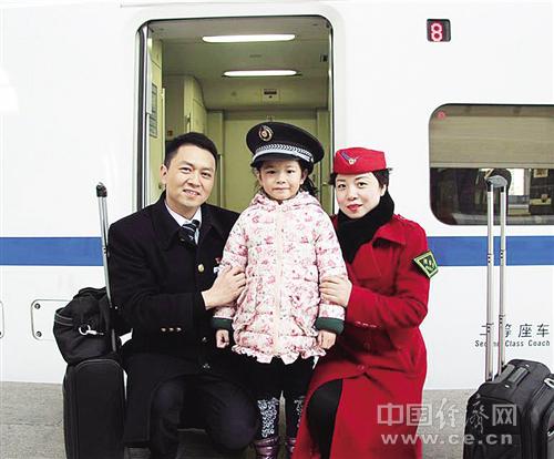 陳剛（左）、肖三英以及女兒陳昱彤的合照。經(jīng)濟(jì)日?qǐng)?bào)-中國(guó)經(jīng)濟(jì)網(wǎng)記者 王軼辰攝