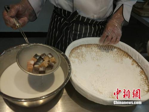 制作元宵時(shí)，首先要將餡料做好，沾上水，再投進(jìn)盛滿糯米粉的笸籮內(nèi)搖。<a target='_blank'  ><p  align=