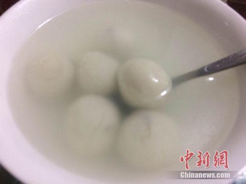資料圖：湯圓煮制后，表面比元宵光滑，湯水相對(duì)清澈。 <a target='_blank'  ><p  align=