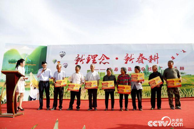 愛心企業(yè)與貧困農(nóng)戶結(jié)對子、送肥料