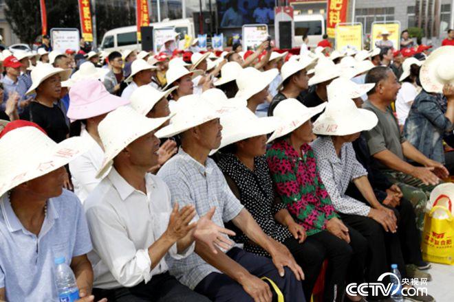 活動現(xiàn)場，農(nóng)戶們聽講很認(rèn)真