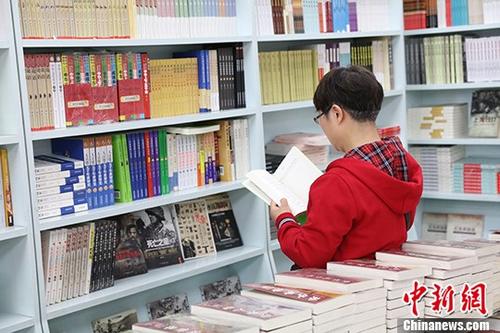 5月9日，一女子在哈爾濱市某書店選購圖書。從5月1日至5月4日，全國32家紙廠宣布漲價(jià)，各紙種漲價(jià)幅度為每噸100元至300元不等。對(duì)此，出版行業(yè)業(yè)內(nèi)人士表示“因?yàn)榧垙垉r(jià)格上漲，直接造成了出版成本的明顯增加，出版行業(yè)只能被迫對(duì)圖書定價(jià)進(jìn)行調(diào)整。”
<a target='_blank' >中新社</a>記者 于琨 攝