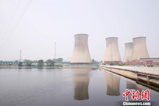 按照規(guī)劃，位于首鋼園區(qū)內(nèi)的滑雪大跳臺(tái)建成后將成為世界首例永久保留和使用的單板大跳臺(tái)場(chǎng)地。圖為單板大跳臺(tái)選址所在地?！№n海丹 攝