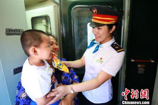 圖為列車員為旅客提供服務(wù)。(中國鐵路哈爾濱局集團(tuán)有限公司提供)