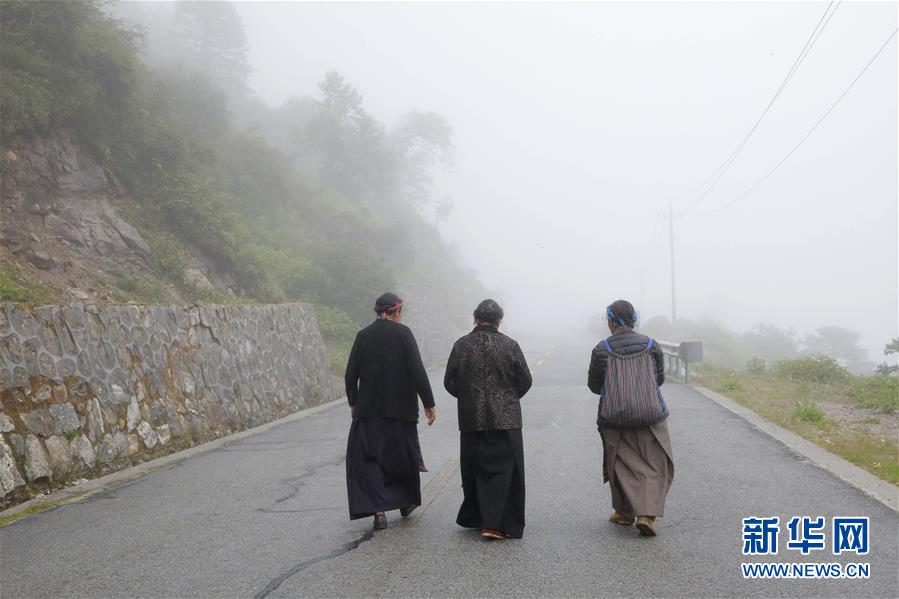 （圖文互動）（10）特寫：“八一”禮物，飛向云端哨所