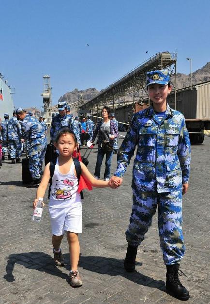 2015年3月，也門(mén)，海軍女戰(zhàn)士牽著一名小女孩的手準(zhǔn)備登上軍艦。
