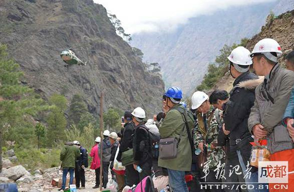 2015年4月，因地震被困尼泊爾的中國(guó)公民準(zhǔn)備登機(jī)