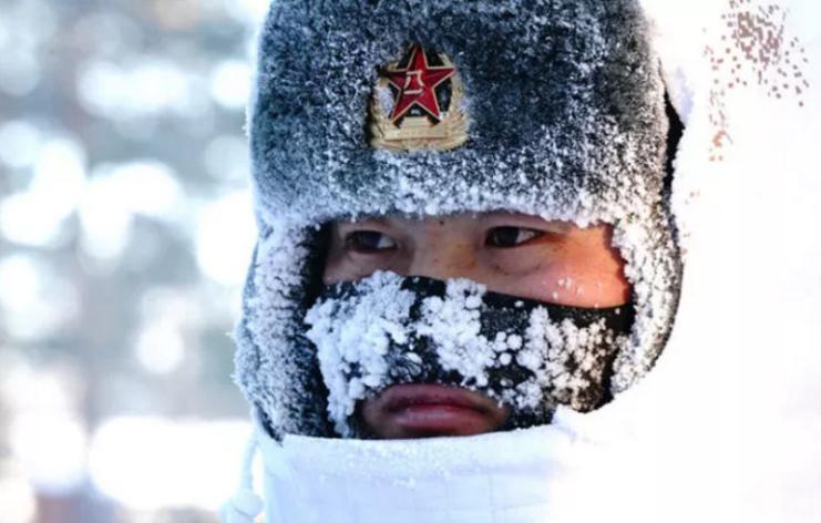 2018年2月5日，駐守在漠河縣北極村的北部戰(zhàn)區(qū)陸軍某部官兵在執(zhí)勤（來(lái)源：新華社）