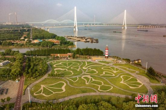 8月9日，航拍南京魚嘴濕地公園，旁邊就是南京第三長(zhǎng)江大橋。 <a target='_blank' >中新社</a>記者 泱波 攝