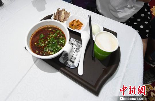 圖為“環(huán)西部火車游Y667/8次”列車上推出蘭州牛肉面套餐，套餐38元，有一碗牛肉面、一碟牛肉、一個雞蛋、一份小菜、一份甜胚子?！钇G敏 攝