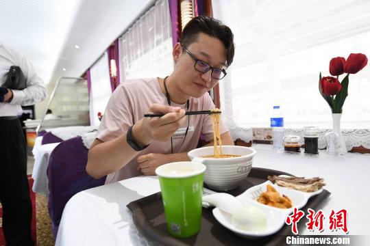 圖為旅客在列車上享用正宗牛肉面。　楊艷敏 攝
