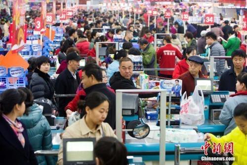 資料圖：民眾購買生活用品。張云 攝