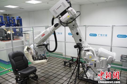 機(jī)器人測試桌椅?！”R育辛 攝