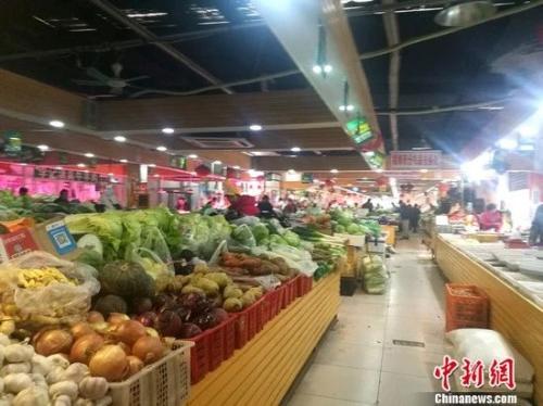 資料圖：圖為北京一家菜市場內(nèi)景。 謝藝觀 攝